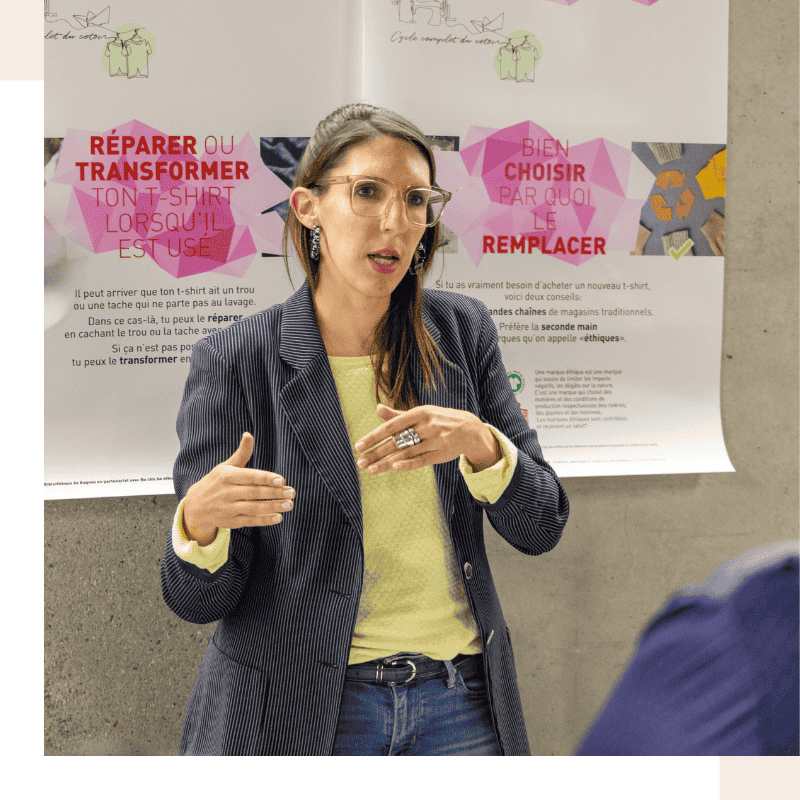 Photo d'Aline Mettan en train d'animer un atelier à Bagnes sur les impacts de la mode