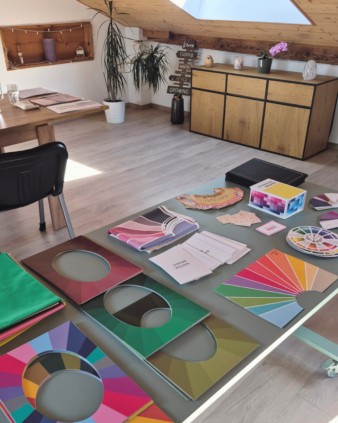 photo prise lors d'un atelier de conseil en image dédié à la colorimétrie